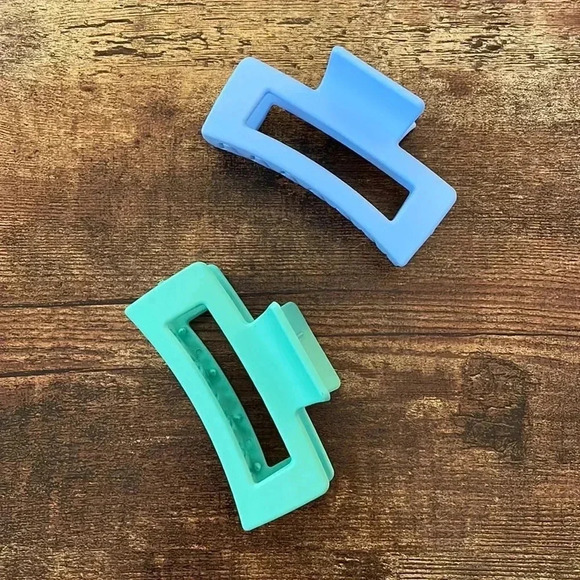 ❤️ NEW 2/$20 or 3/$25 Matte Green and Blue Hair Claw Duo Pair - Picture 1 of 3